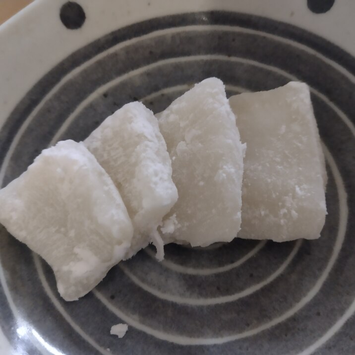 求肥(ぎゅうひ)…あんみつの上に乗ってるお餅です